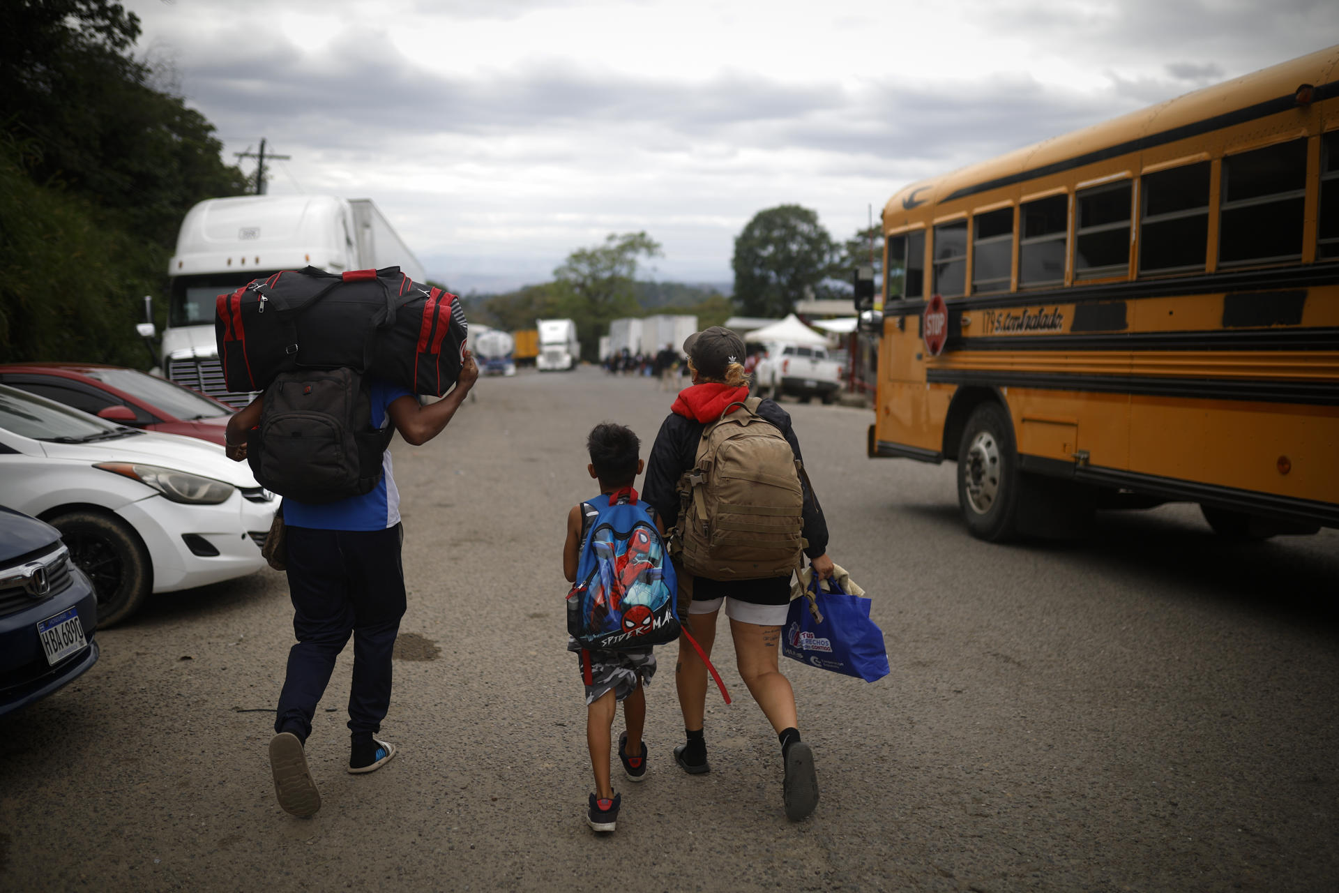 Fotografía del 10 de abril de 2025 de migrantes caminando hacia el paso migratorio de Las Manos (Honduras). EFE/ Bienvenido Velasco