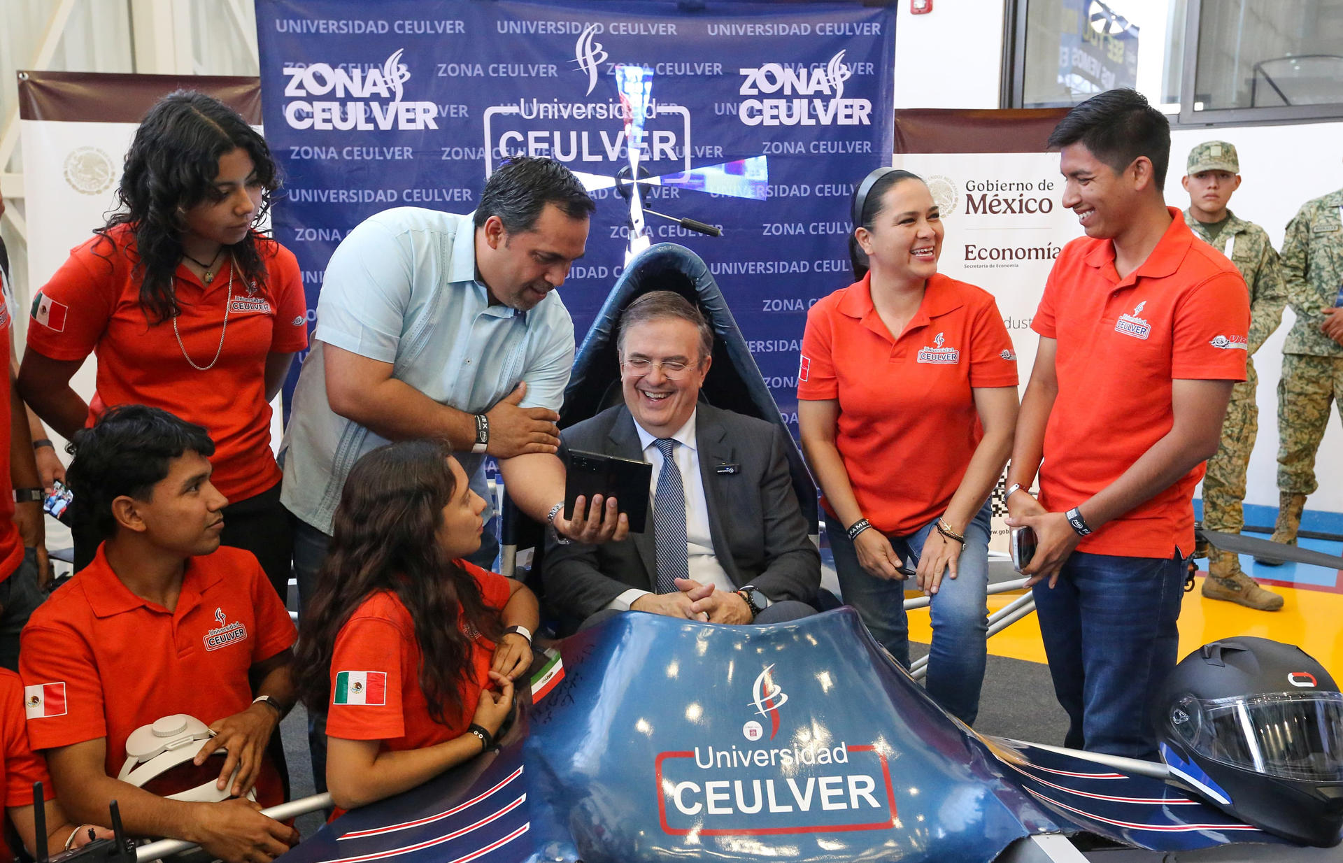 Fotografía cedida por la Secretaria de Economía donde se observa a su secretario Marcelo Ebrard (c) durante un evento este viernes, en la Feria Aeroespacial México (FAMEX) 2025, en Ciudad de México (México). EFE/Secretaria de Economía/SOLO USO EDITORIAL/NO VENTAS/SOLO DISPONIBLE PARA ILUSTRAR LA NOTICIA QUE ACOMAPAÑA(CRÉDITO OBLOGATORIO)