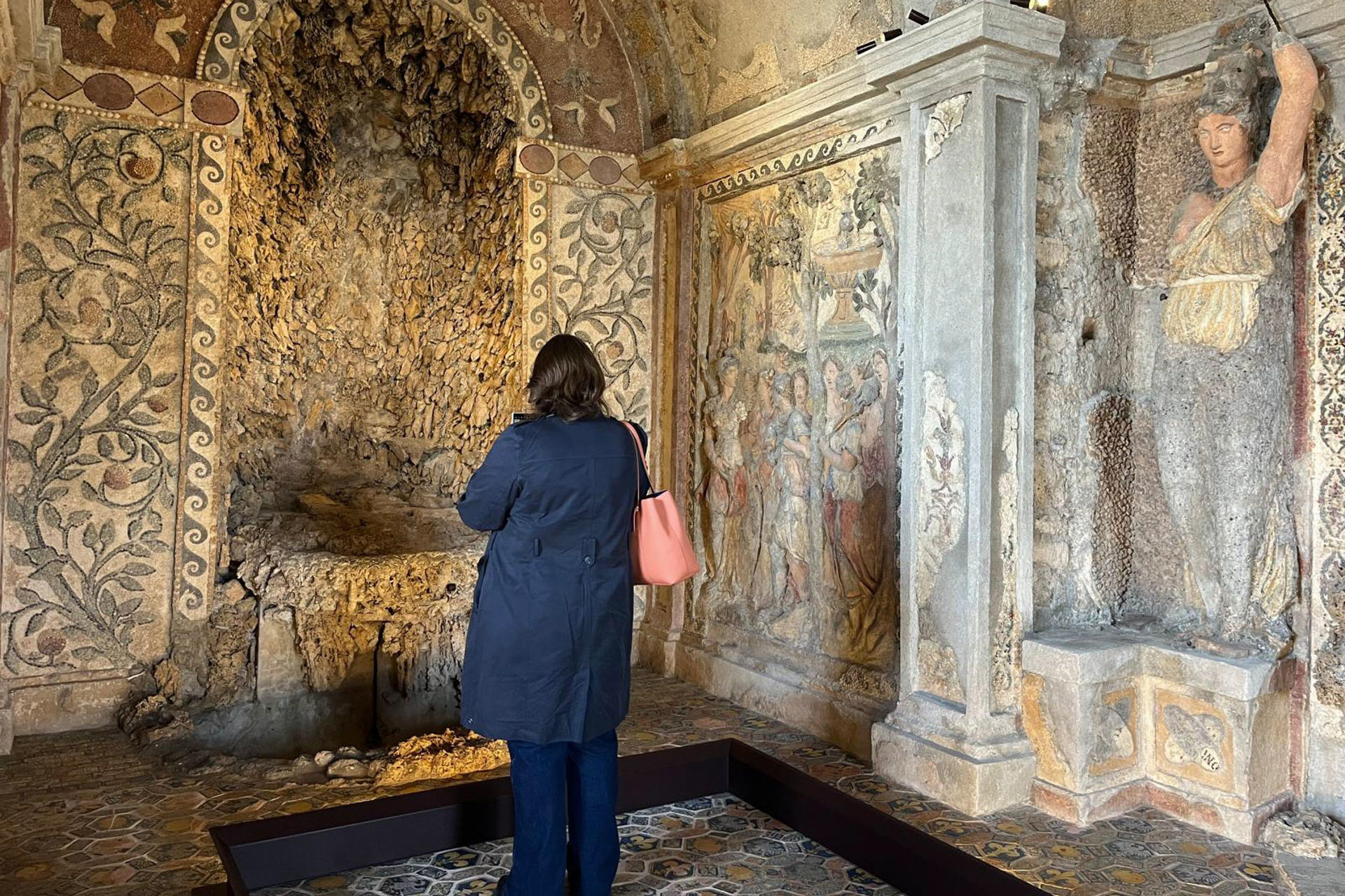 La Gruta de Diana, una de las maravillas escondidas del Renacimiento en Italia, reabrirá al público el próximo 6 de mayo, tras más de medio siglo cerrada y una restauración que ha devuelto el esplendor a sus mosaicos y esculturas, ocultas durante décadas en los jardines de Villa d’Este, en Tívoli, cerca de Roma. EFE/ Claudia Sacristán