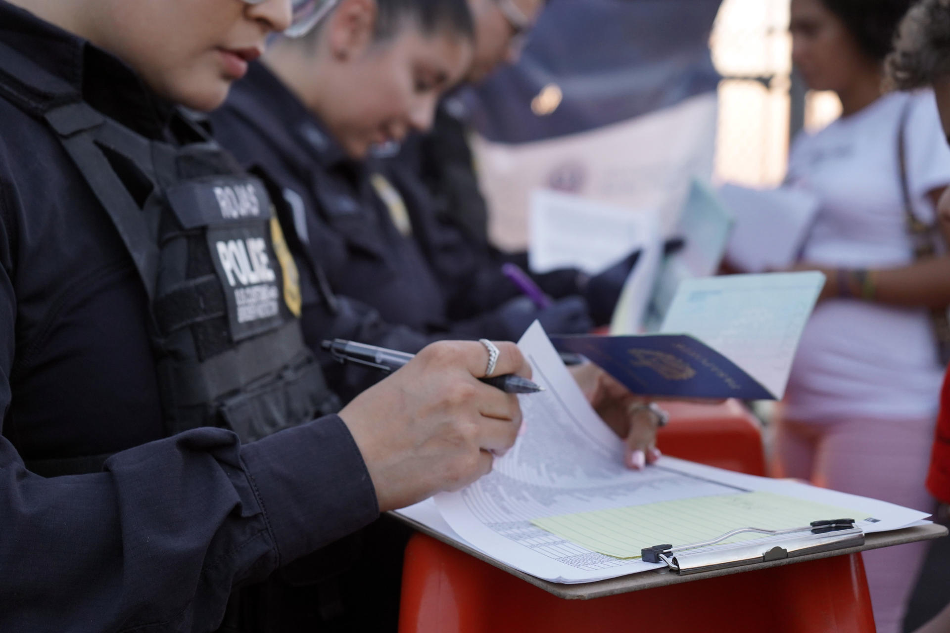 Una agente de la Oficina de Aduanas y Protección Fronteriza de Estados Unidos (CBP), en una fotografía de archivo. EFE/César Contreras