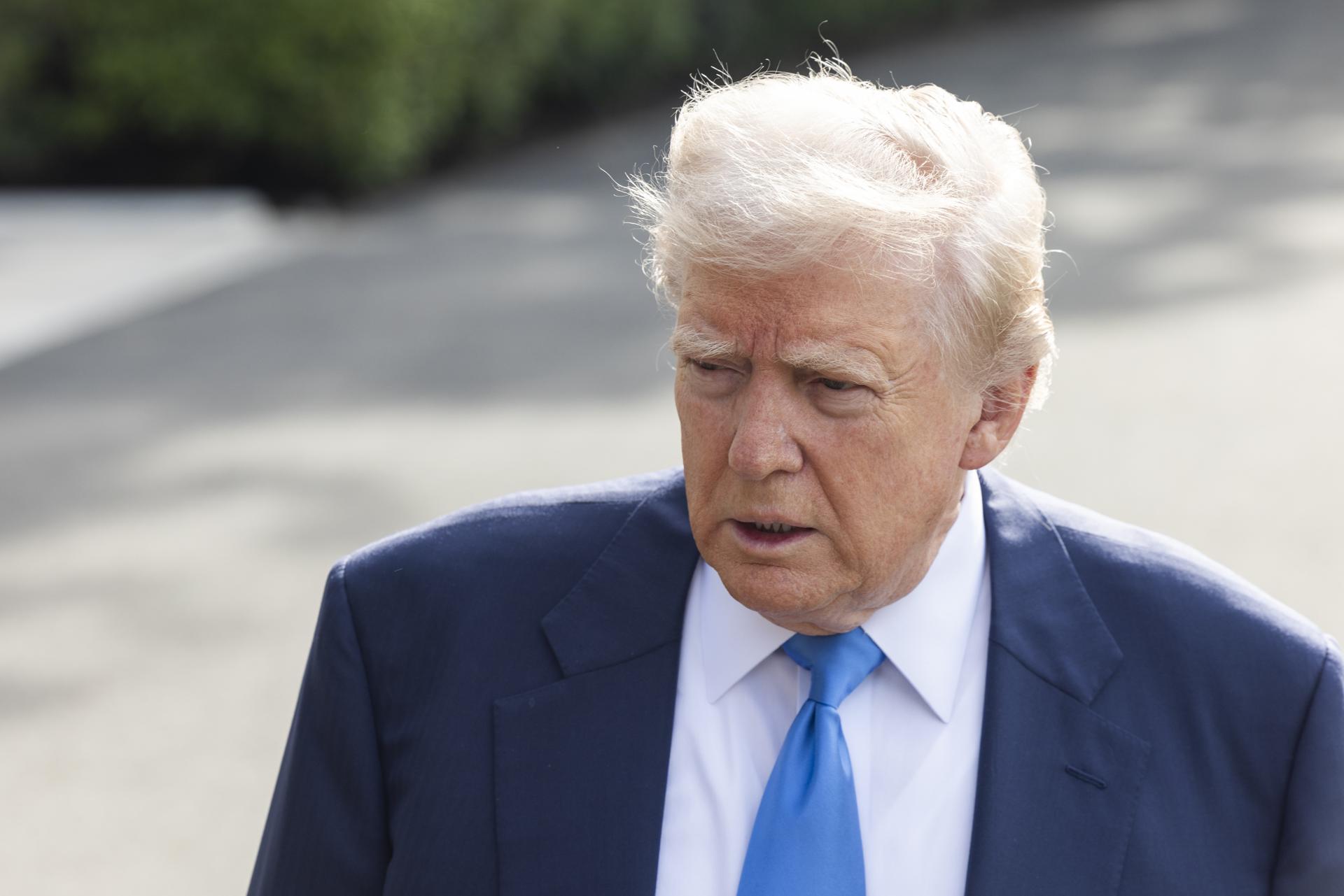 El presidente de Estados Unidos, Donald Trump, habla brevemente con los medios antes de partir de la Casa Blanca hacia Roma. EFE/EPA/JIM LO SCALZO