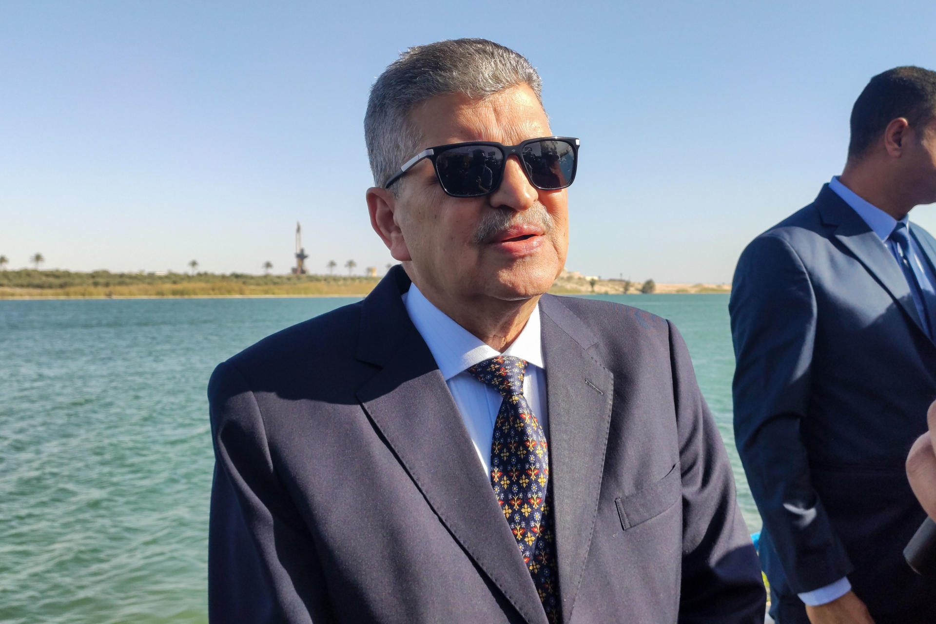 - El presidente de la Autoridad del Canal de Suez, Osama Rabie, durante un acto celebrado este miércoles a orillas del canal en la ciudad egipcia de Ismailia, donde aseguró que el mar Rojo es ahora seguro e instó a las navieras a retomar el tránsito por la vía. EFE/ Carles Grau