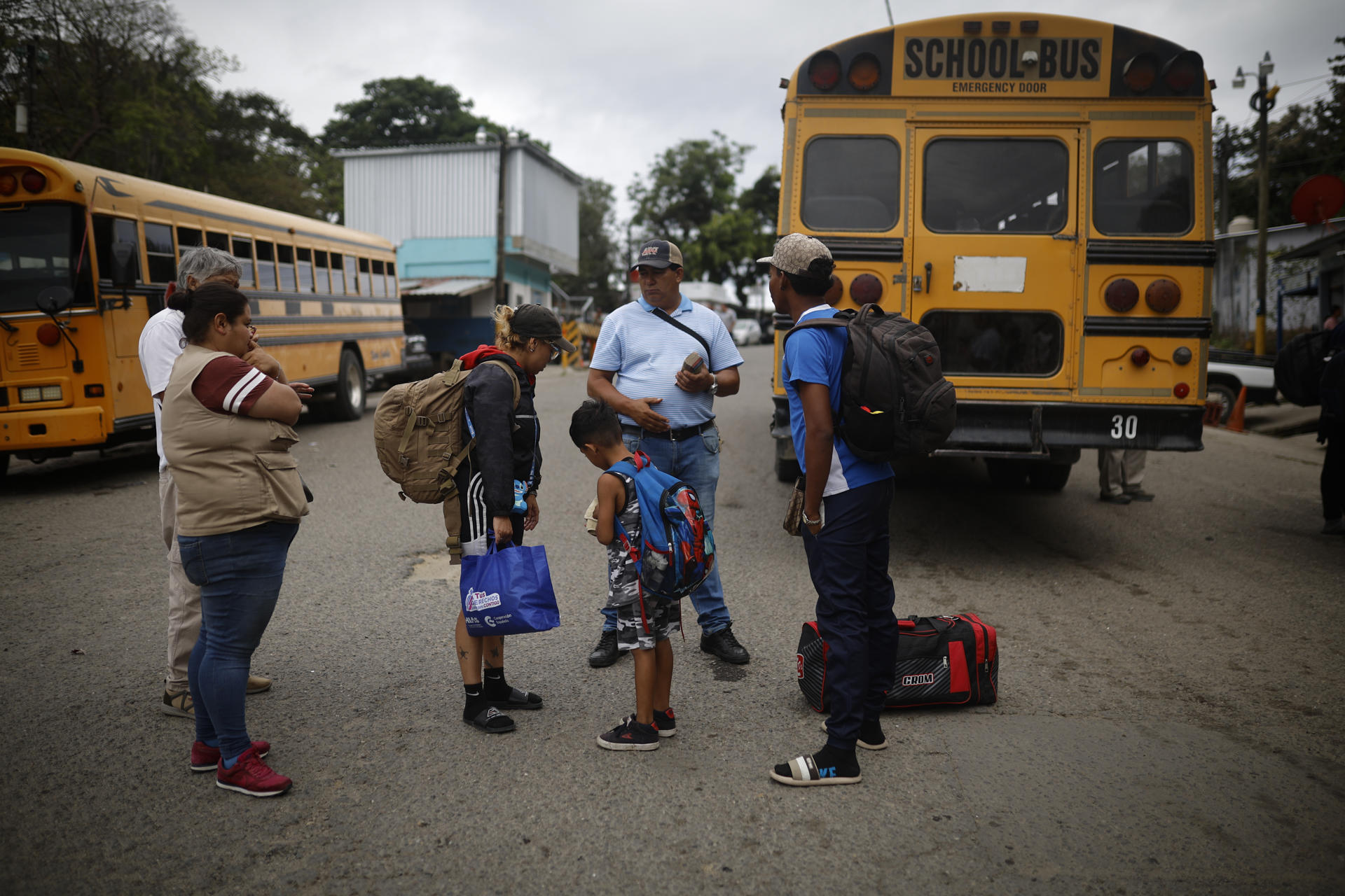 Fotografía del 10 de abril de 2025 de migrantes esperando con sus pertenencias en el paso migratorio de Las Manos (Honduras). EFE/ Bienvenido Velasco