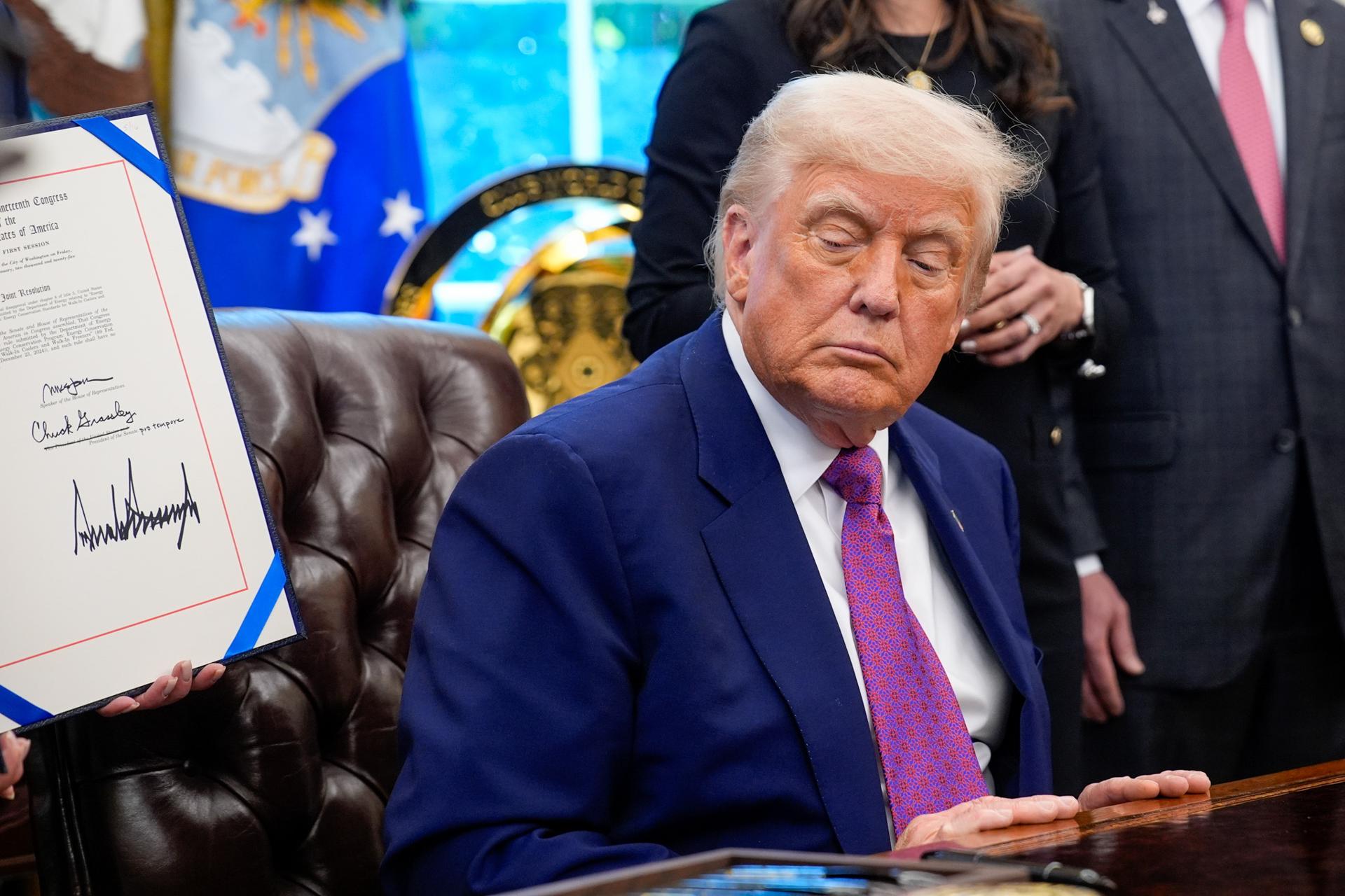 El presidente estadounidense, Donald Trump, en el Despacho Oval de la Casa Blanca en Washington, DC. EFE/Yuri Gripas