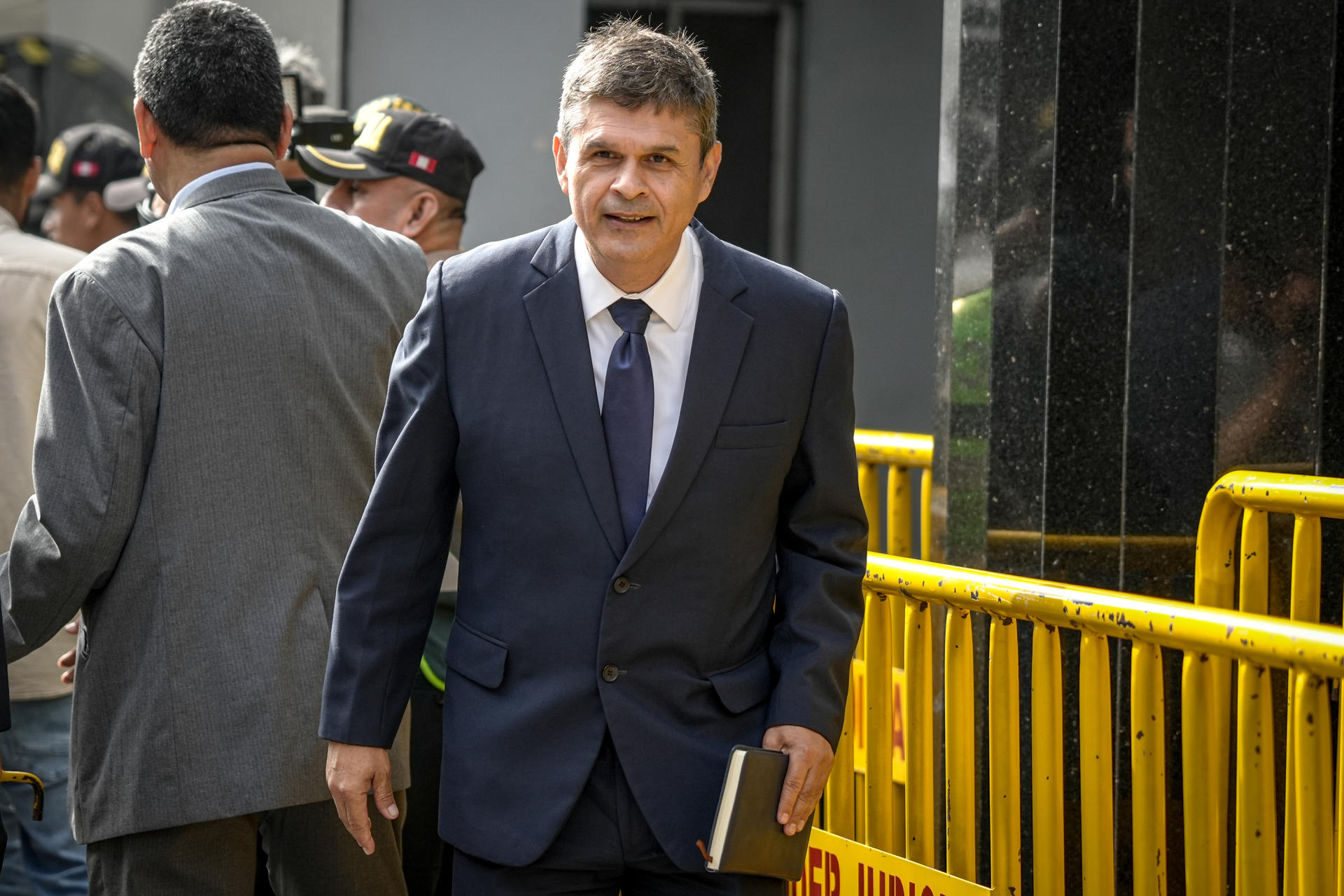 El excongresista Santiago Gastañadui, durante el gobierno del expresidente Ollanta Humala, llega al edificio del Poder Judicial del Perú, este 15 de abril de 2025, en Lima (Perú). EFE/ John Reyes Mejia
